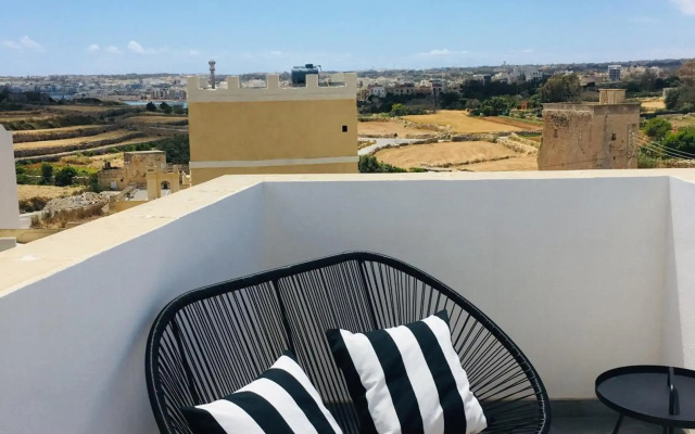 Deluxe Penthouse Charming Location Rooftop Views