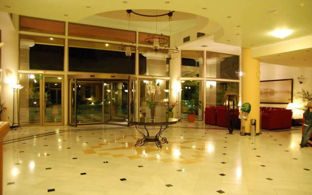 Hydramis Palace Beach Resort