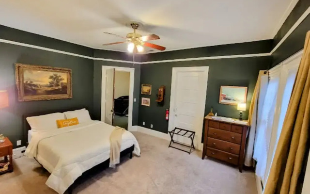 The Kings Throne Inn and Guest House