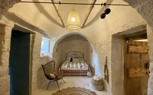 Ecletic garden trullo for 4 near Alberobello