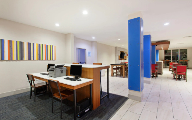 Holiday Inn Express & Suites Corona by IHG