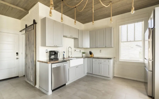 Midtown Penthouse Blocks to Beach