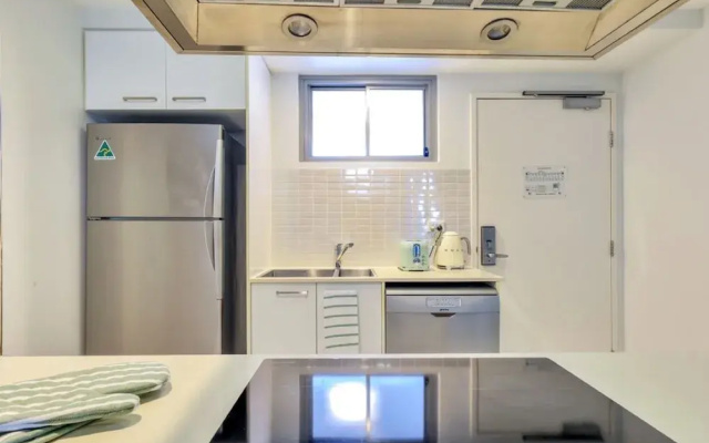 Stylish 1-bed Darwin City Stay With Balcony Views