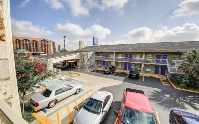 Motel 6 San Antonio, TX - Northwest Medical Center