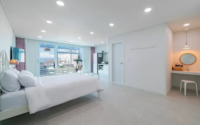 Uni’s Ocean Pool Villa
