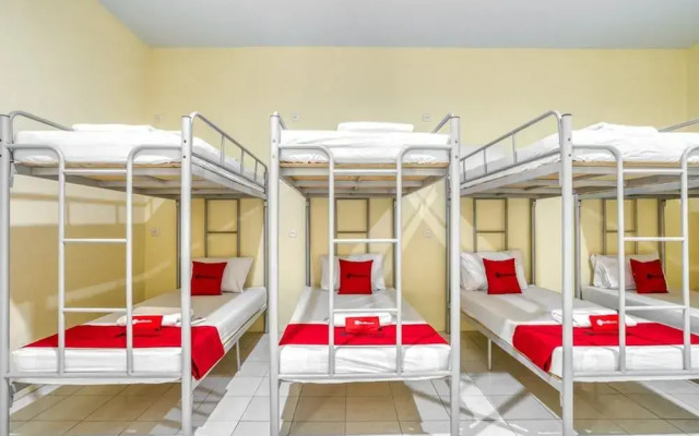 RedDoorz Plus near RSUD Dr. Pirngadi Medan 2