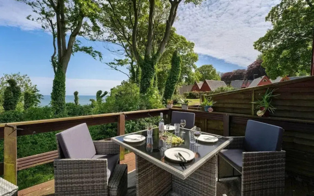 The Lookout, Sunny Beach Retreat, Sleeps 5 Guests