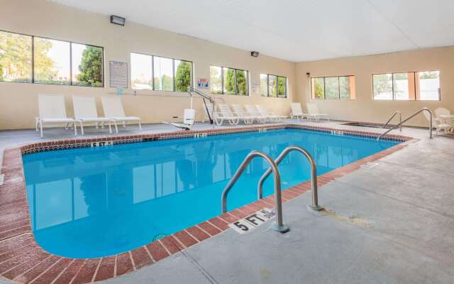 Days Inn & Suites by Wyndham Peachtree Corners/Norcross