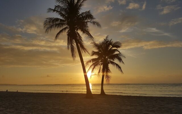 Surfrider Resort Hotel