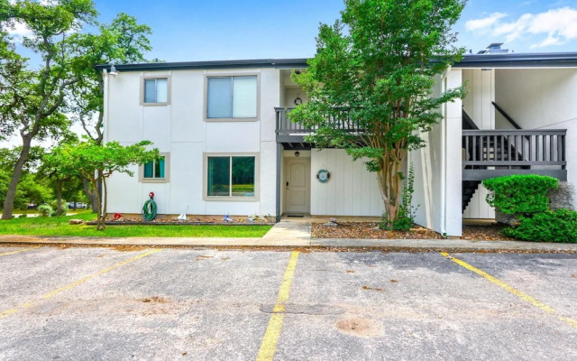 Charming Lakeside Condo - Moments to Lake Fun