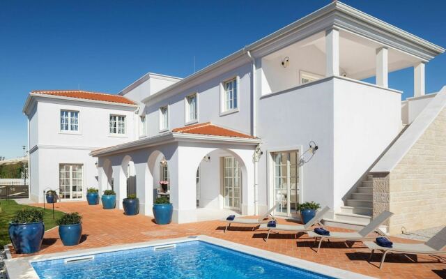 Plushy Villa With Artistic Interiors & Pool In Vabriga