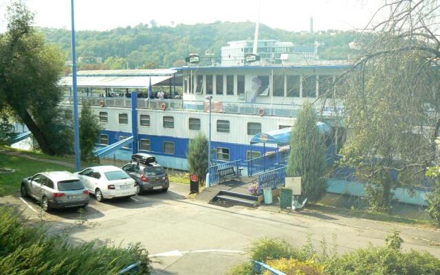 Botel Racek