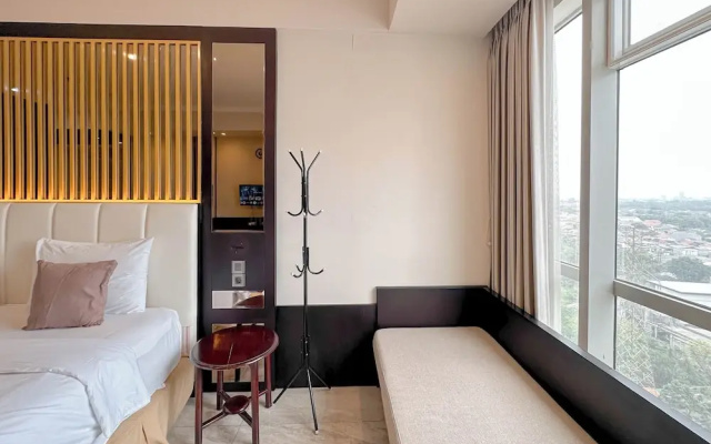 Lavish And Comfy Look Studio At Grand Sungkono Lagoon Apartment
