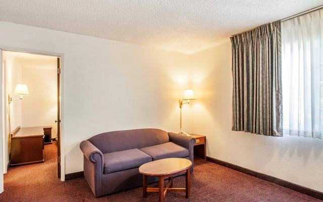 Rodeway Inn & Suites Hwy 217 & 26 W
