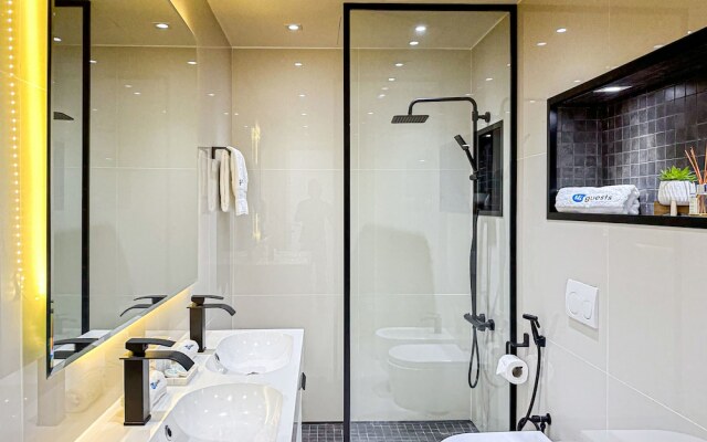 HiGuests - The Marina Torch