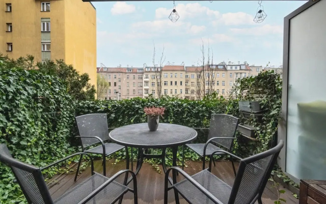 Modern Apartment Terrace by Renters