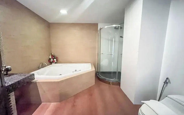 Ruean Phae Royal Park Hotel