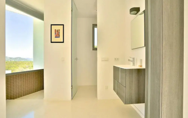 Modern Holiday Home With Vast Terracing