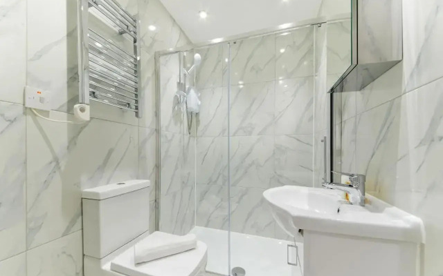 Chic Apartment by Hyde Park