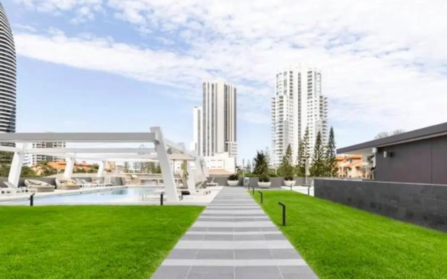 Broadbeach 2 Bedroom FREE WIFI, Netflix & Parking