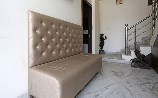 Goroomgo Pushpa Palace Mathura