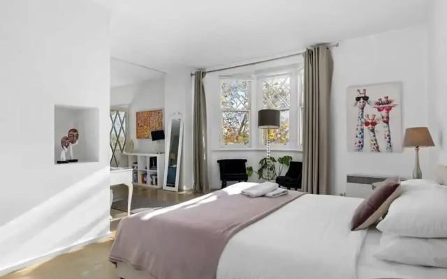 Spacious St Kilda Escape - Parking and City Views