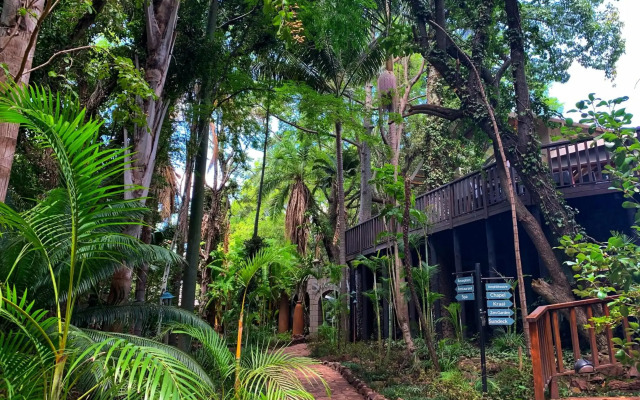 Shangri-La Country Hotel