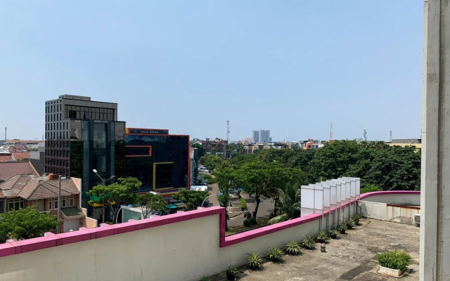 Comfort Studio At Sky Terrace Apartment