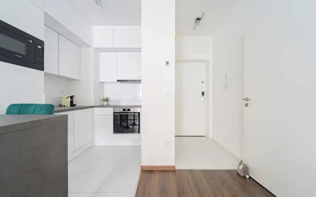 WestSide Garden Apartments by Urbanrent