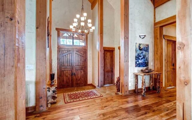 Hatari Lodge 5 Bedroom Home by RedAwning