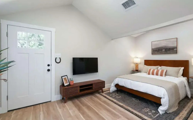 Chic Studio Walkable to Soco!