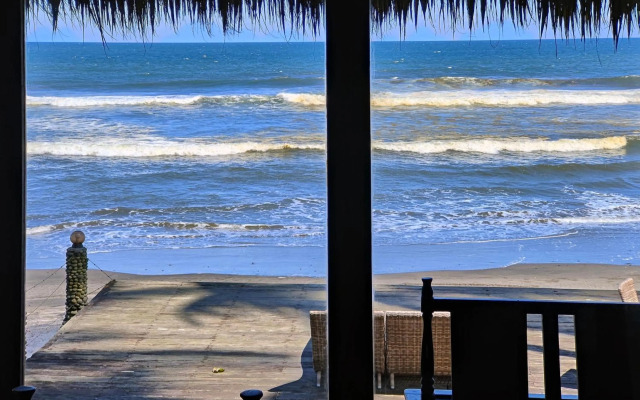 Beachfront Villa Nixie and the Sea