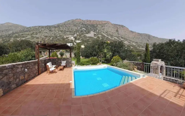 Plaka-sleeps4-parking-pool-hottub-seaviews