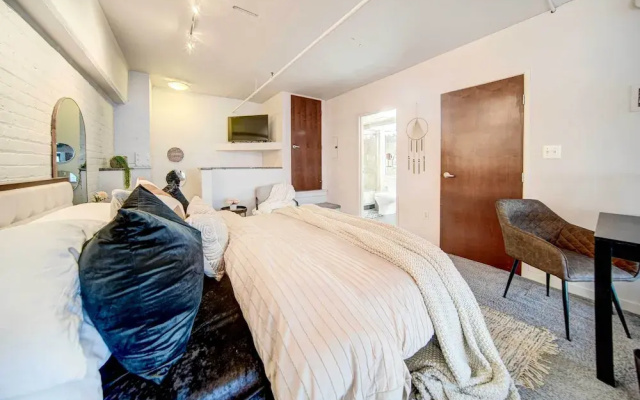 Waterfront Cleveland Apt ~ 1 Mi to Downtown