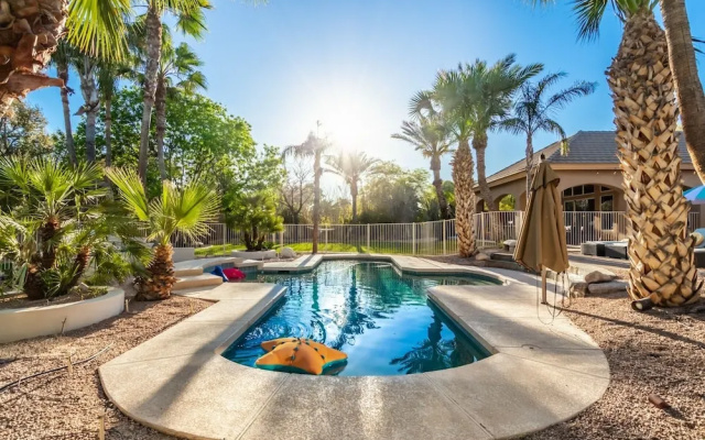 Cloud Chandler 4 Bedroom Home by RedAwning