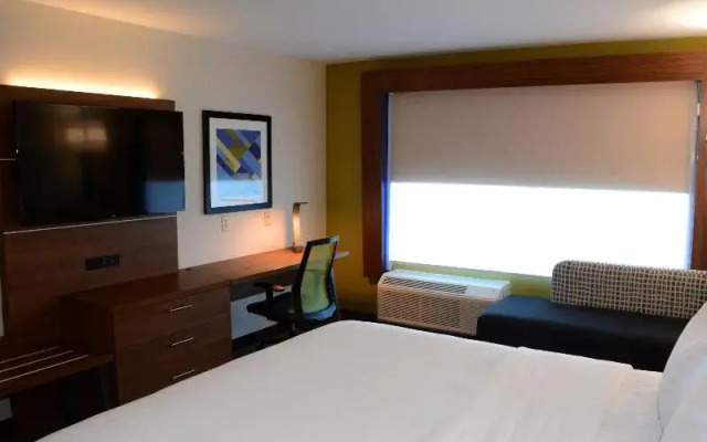 Holiday Inn Express and Suites Pittsburgh - Monroe