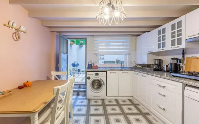 Missafir House With Refreshing Garden in Besiktas