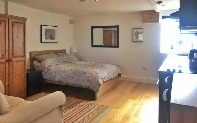 Modern Studio Apartment Near Town Centre