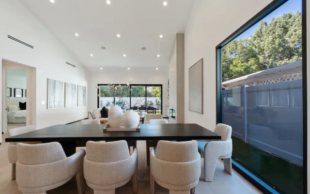 Noble Modern - Urban Sanctuary in Sherman Oaks With Poolside and Patio