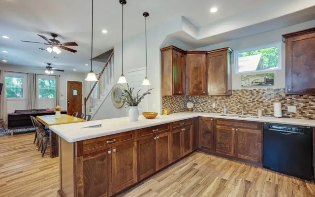 Pet-friendly Tomball Home: Walk to Main Street!