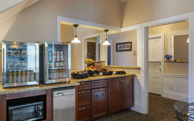 Essex Street Inn & Suites, Ascend Hotel Collection