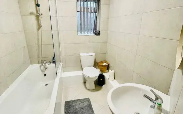 2 Bedroom House in Liverpool With Free Parking
