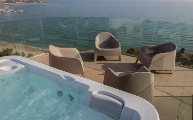 Stunning sea view hot tube posh BLUE SKY APARTMENT