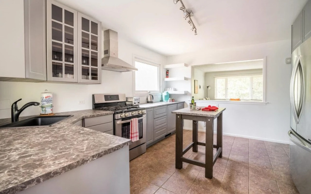 4BR Family Home - w Private Pool and Games Room