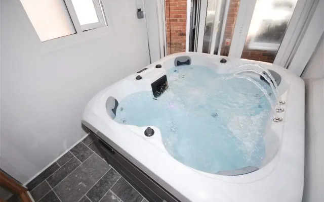 Relaxing Getaway With Hot Tub & Sauna Sleeps 6