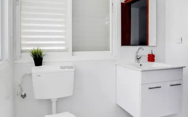Central Apartment near Bograshov Beach