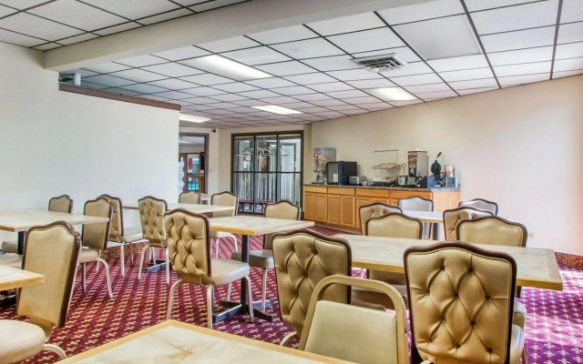 Econo Lodge Inn and Suites Stevens Point
