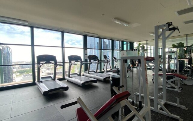 Spacious 3-bed Unit in Melbourne CBD w/ Pool & Gym