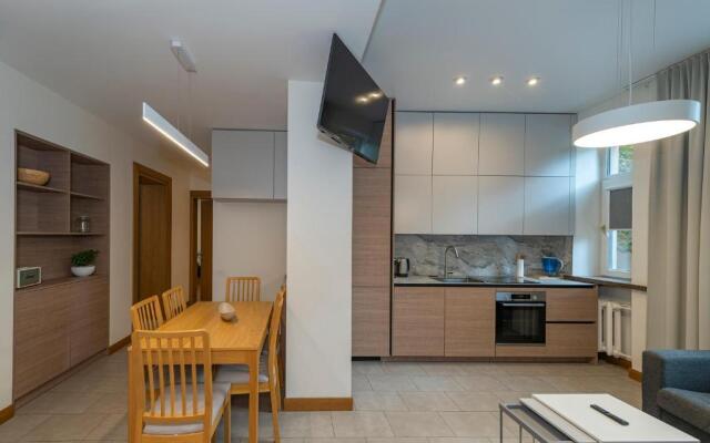 Downtown 4BD Master Apartment by Hostlovers