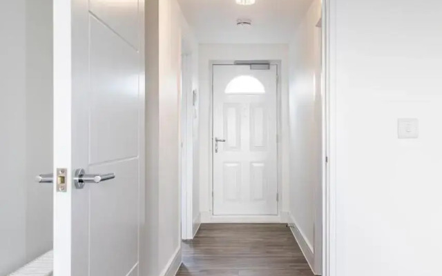 Attractive 2 Bedroom Penthouse with free Parking